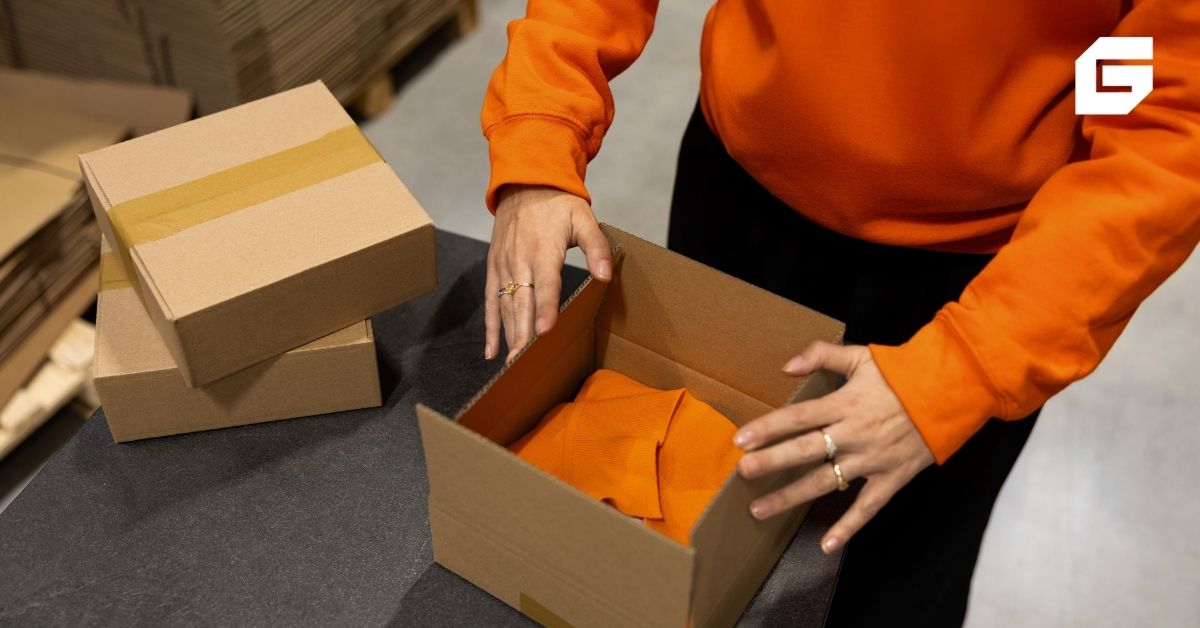  pakowanie-odziezy-do-kartonu-grembox