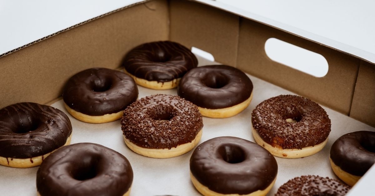 Plastik vs karton – ekologiczne opakowania w cukiernictwie