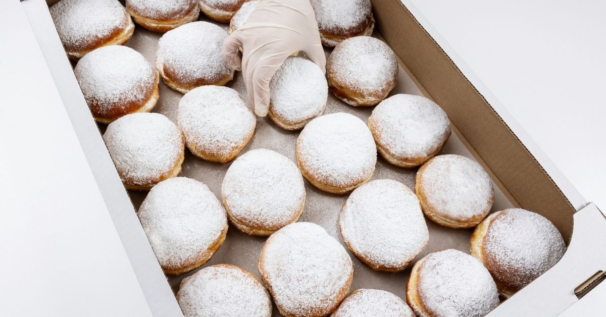 Bezpieczna dostawa pączków – na co zwrócić uwagę? 