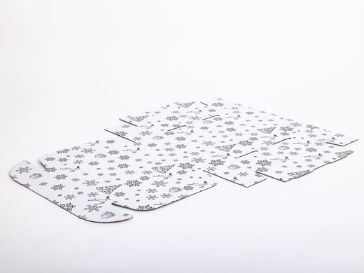 Karton fasonowy świąteczny biały w czarne śnieżynki i renifery 320x320x100mm 3W B 490g/m2 FSC Mix Paleta 1240 szt.