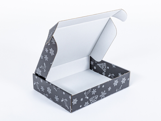 Karton fasonowy świąteczny czarny w srebrne śnieżynki i renifery 400x300x90mm 3W B 460g/m2 Paleta 620 szt.
