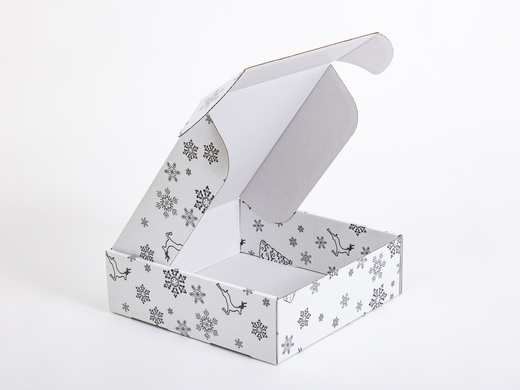 Karton fasonowy świąteczny biały w czarne śnieżynki i renifery 320x320x100mm 3W B 490g/m2 Paczka 80 szt.