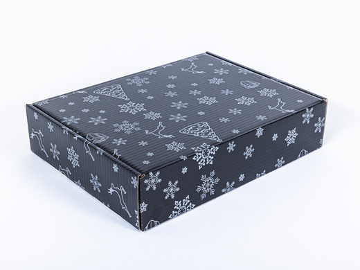 Karton fasonowy świąteczny czarny w srebrne śnieżynki i renifery 400x300x90mm 3W B 460g/m2 FSC Mix Paleta 620 szt.