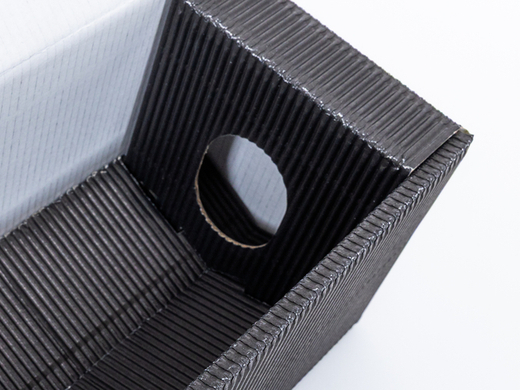 Czarny karton ozdobny na 1 butelkę wina 323x105x110mm 4W FE 450g/m² FSC Mix Paleta 800 szt.