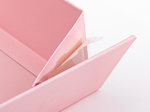 Różowe pudełko magnetyczne z okienkiem 203x152x55 mm 1 szt.