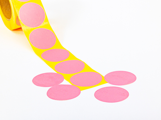 Różowe okrągłe naklejki w rolce Fi 35 mm 500 szt.1 rolka