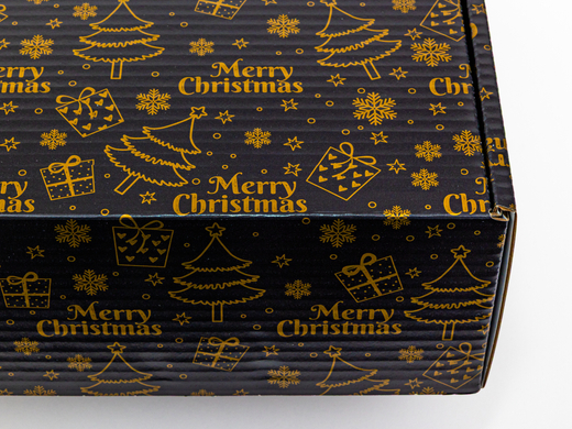 Czarny karton świąteczny fasonowy złoty nadruk Merry Christmas 305x270x110mm 3W B 490g/m2 Paczka 90 szt.